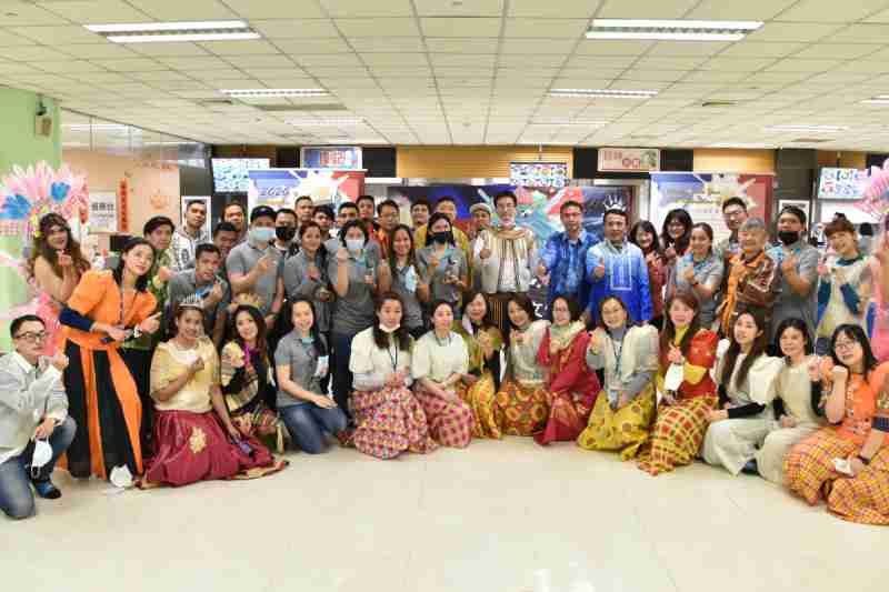 友達推動「安心、、、、創新、、、、用心、、、同心、、、、盡心」五星職旅，，，，為菲籍員工打造全方位照護，，，首度贏得「人權實踐與發展領袖獎」殊榮