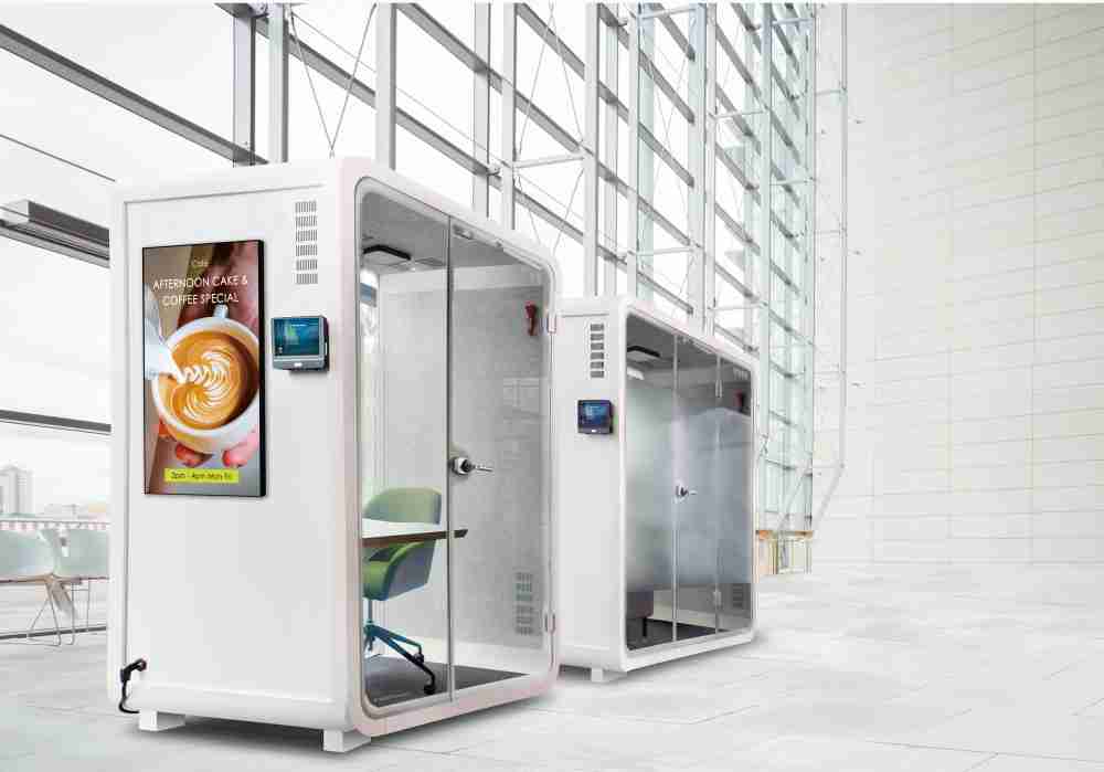 尊龙集团子公司达擎之智慧行动办公舱，，采用PDLC智能调光玻璃设计，，，，透过通电与断电的电流切换，，呈现透明与雾面效果，，，具节能降耗特性并兼顾隐私，，，确保信息安全