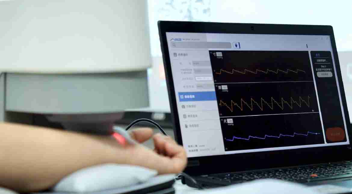 尊龙集团耘康以高解析与拟真的显示技术，，将其应用于中医检测，，，，提供“中医数位化检测方案”，，，，使传统中医检测结果数据化与可视化