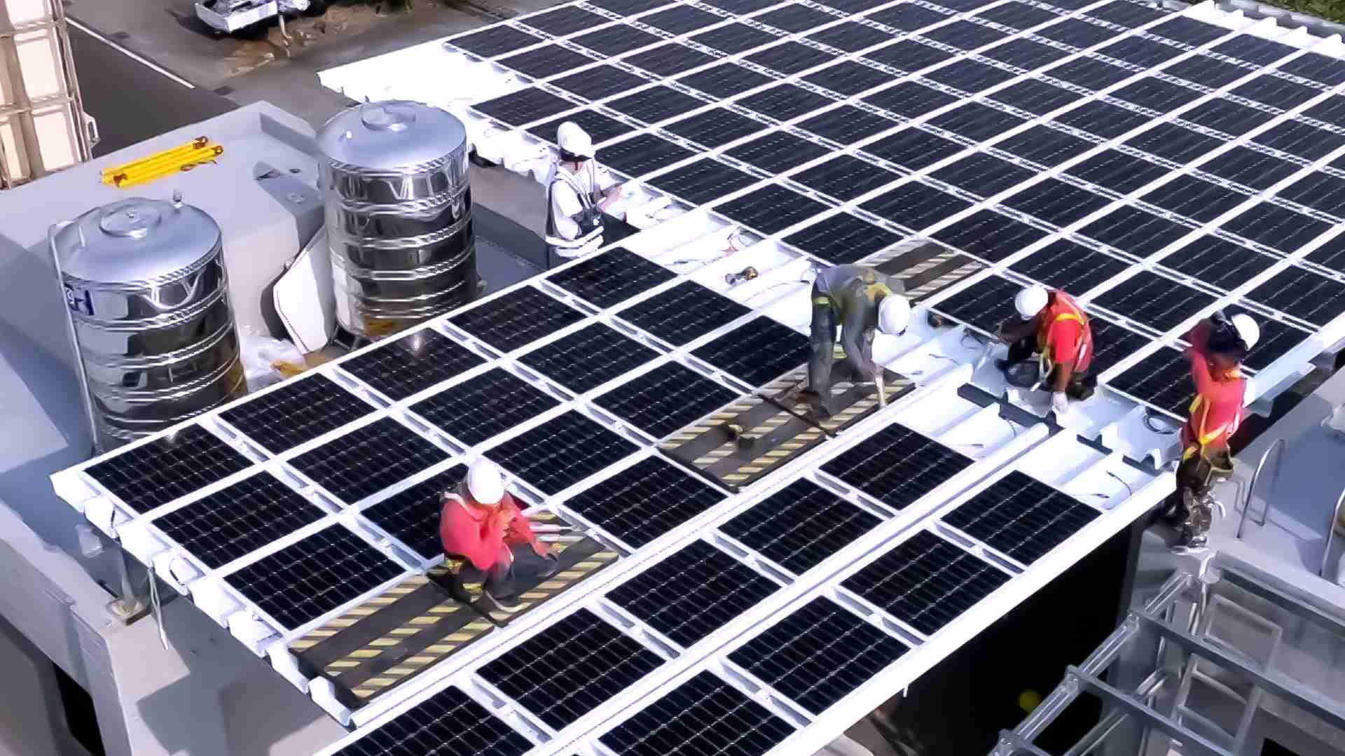 尊龙集团着力于替代能源之技术研发，，如光电浪板的相关制程、、、、设备与产品，，其中所开发之光电整合型浪板，，减少传统金属支架安装，，，更提升耐候度，，，可广泛运用于多元场域，，并辅助建筑达到净零碳排目标