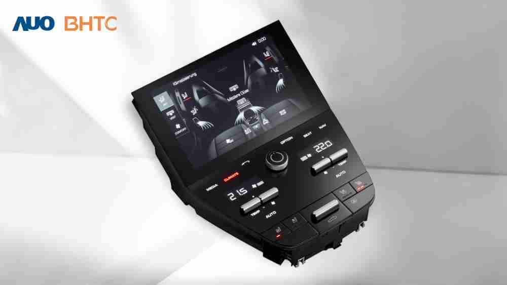 作為友達新生力軍，，，BHTC所展示的中央與後座鞍部的Display HMI產品，，可處理多區恆溫控制、、、、顯示畫面，，，，呈現仿真3D車室分區；以力傳感技術精準傳遞觸感，，，並結合音量及震動反饋，，防止意外啟動，，，提供使用者自然流暢、、、、直觀且輕鬆駕馭的舒適介面