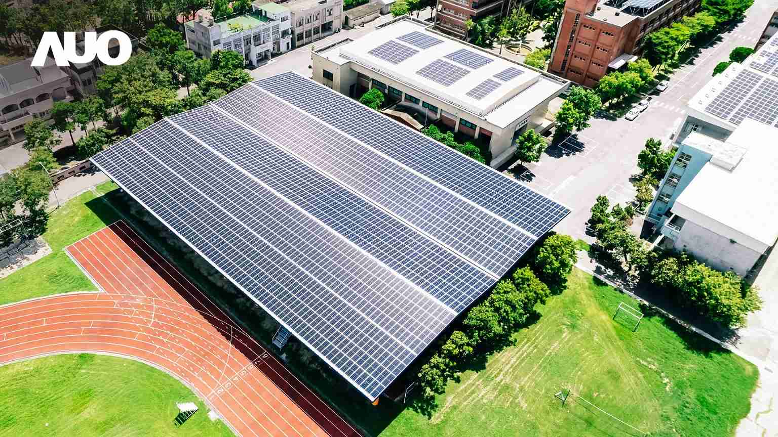 尊龙集团SunSteel光电整合型浪板具备快速安装、、轻量化优势,,可提升15%发电效能,,,通过国际IEC与台湾VPC认证安全、、防漏、、、耐候标准