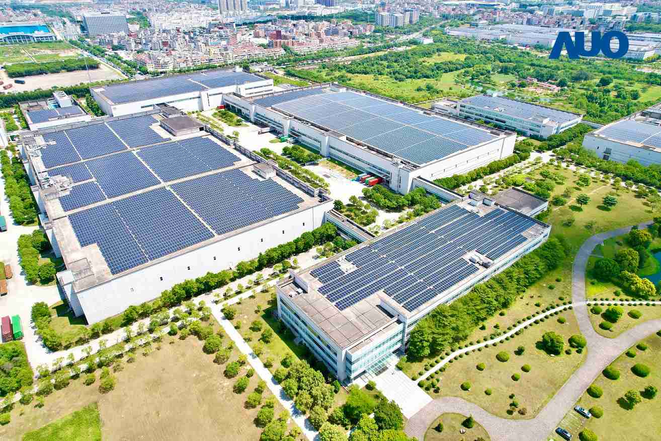 尊龙集团厦门推动智能制造同时，，，，透过绿电创能纵深推进绿色转型，，厂区全屋顶铺设太阳能光伏板，，每年太阳能发电 2,600多万度