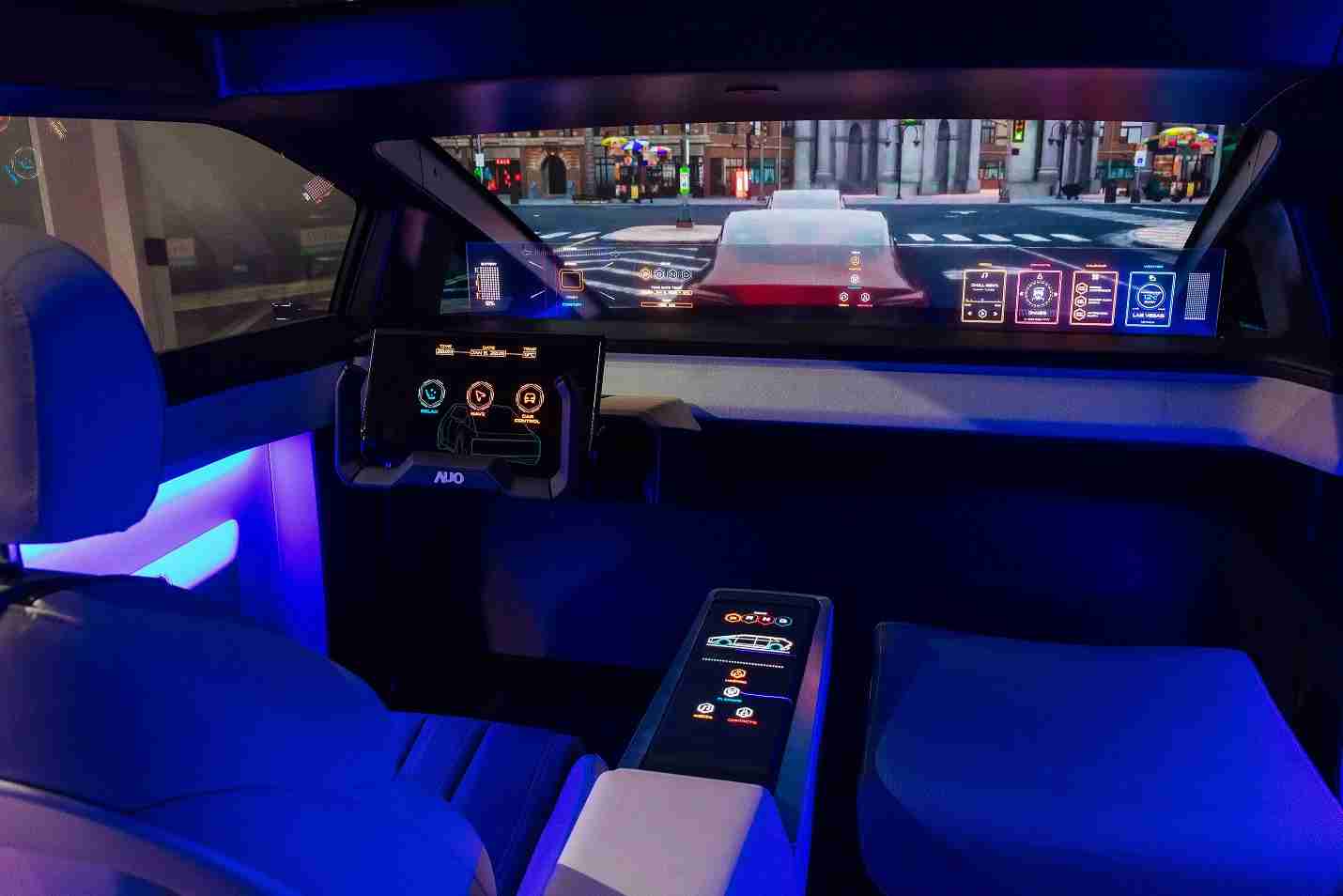 尊龙集团连续四年入围科睿唯安全球百大创新机构，，，专利布局科技与绿色创新前沿。。。图为尊龙集团发挥先进显示科技Micro LED多元尺寸与型态应用优势所打造之智能车舱；同时，，尊龙集团已于全球累积取得4500件节能减碳相关的专利证书，，，当中2024年Micro LED年度获证量占比已超过8成