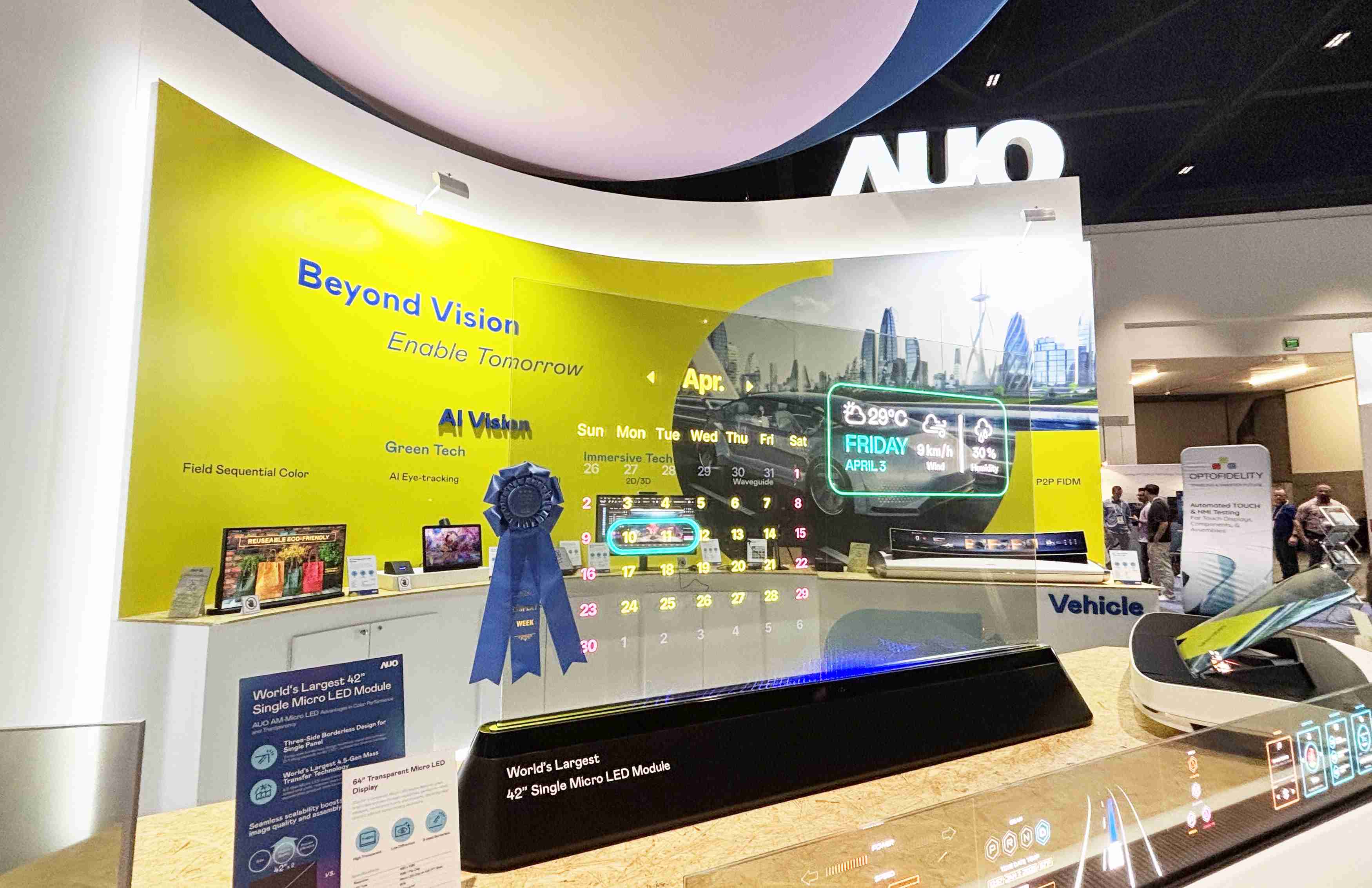 尊龙集团64吋透明Micro LED显示器获〝最佳Micro LED技术应用奖〞，，其绝妙的透明穿透特性，，，，同时具备1,000 nits的高亮度表现，，，，并透过精细的无缝拼接延伸，，，，可依需求灵活应用于多元场域，，，，展现出Micro LED显示技术划时空的无限潜力