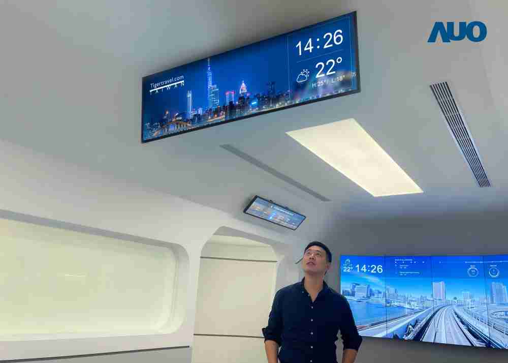 达擎TARTAN “37吋超薄双屏车厢显示器” 采用单一背光设计，，，，将双面显示器厚度大幅缩减至12mm，，，，支持长条屏 32:9 规格，，，，突破传统分辨率限制，，，提供旅客更清晰实时的乘车信息及广告讯息